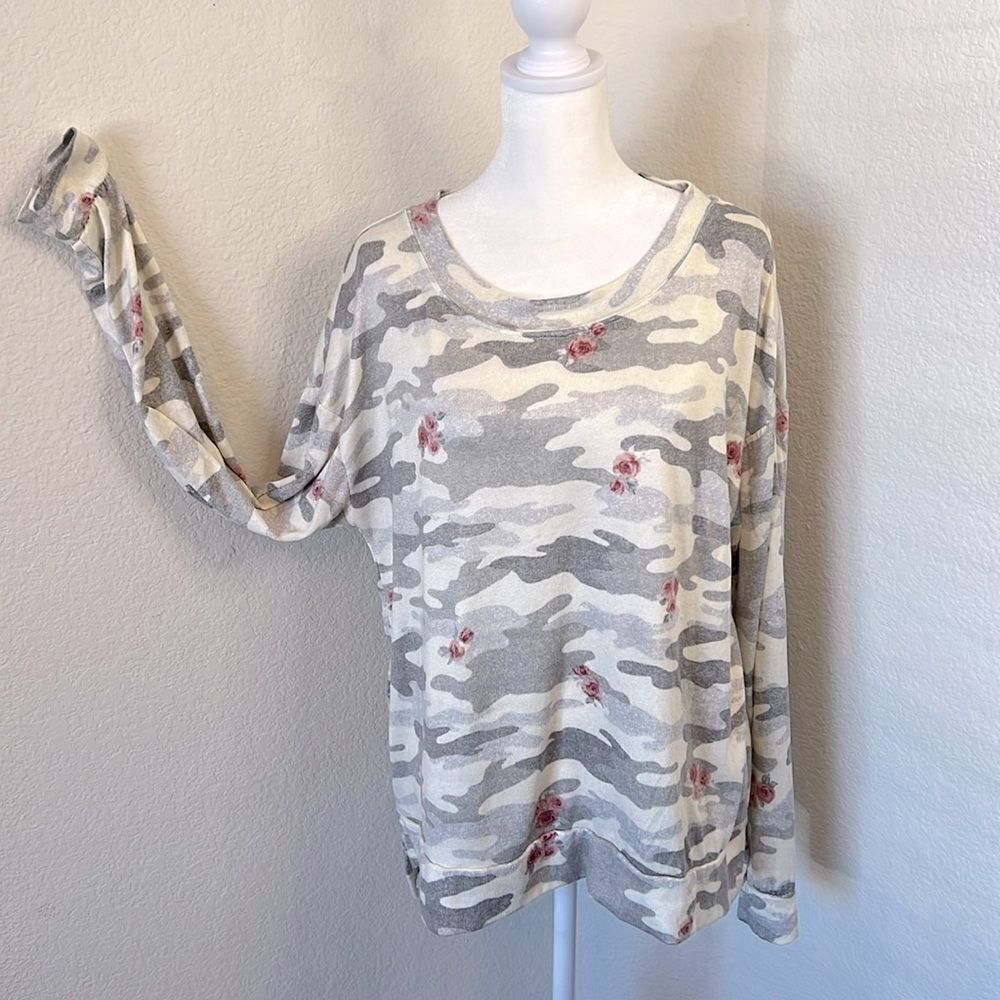 Secret Treasures Ladies Round Neck Camo and Roses Lightweight Sweatshirt ~ Large